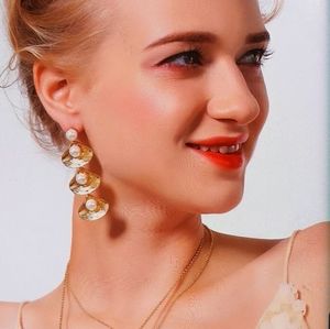 Betsey Johnson Gold Pearl Shell necklace